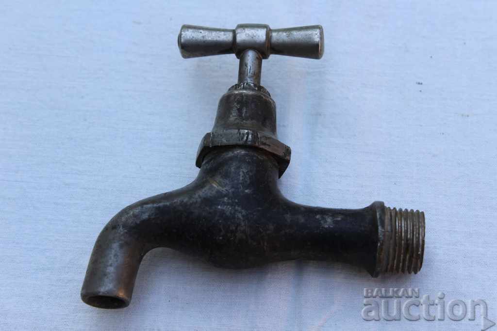 . Un robinet de robinet vechi, canelka, care lucrează la robinet