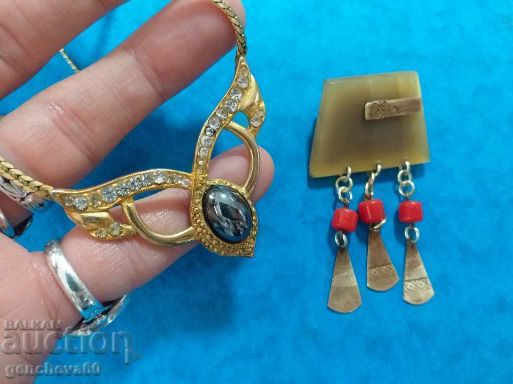 Licitație Brosă veche rară cu coral roșu și colier cu perlă Licitație Brosă veche rară cu coral roșu și colier cu perlă