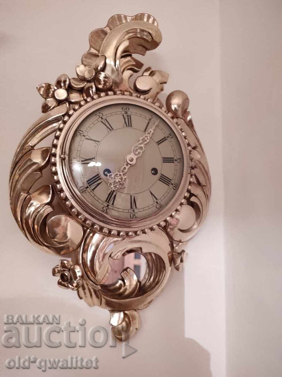 Стенен часовник, красива интериорна вещ с цена € 499.00 | 975.96 лв.