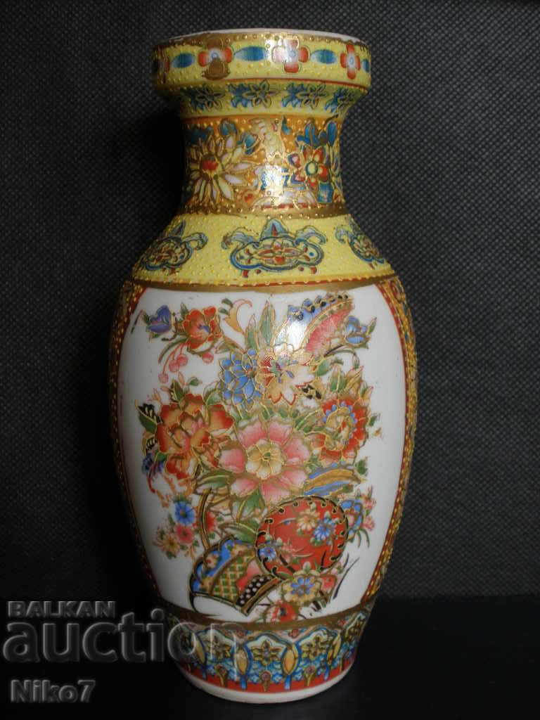 Όμορφο πορσελάνινο βάζο με τιμή € 29.99 | 58.66 BGN