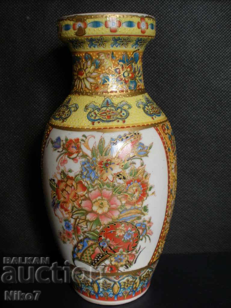 Όμορφο πορσελάνινο βάζο