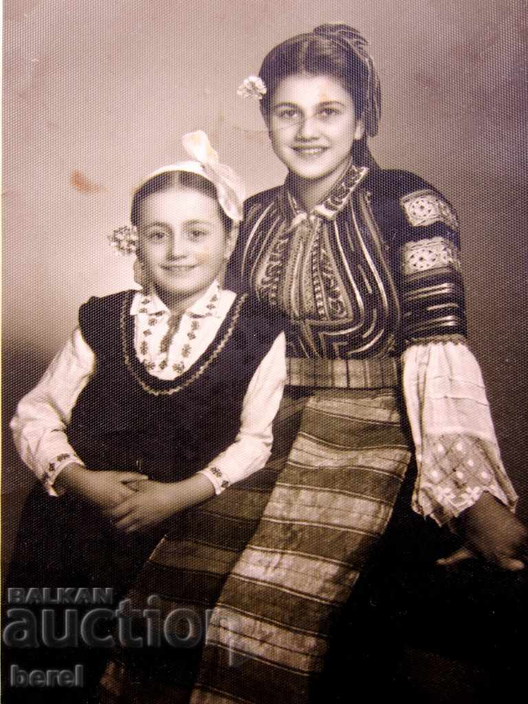 Delivery of OLD PHOTO-YOUNG GIRLS-GABROVO-BEAT-FOLKLORE-NOSIA Delivery of OLD PHOTO-YOUNG GIRLS-GABROVO-BEAT-FOLKLORE-NOSIA