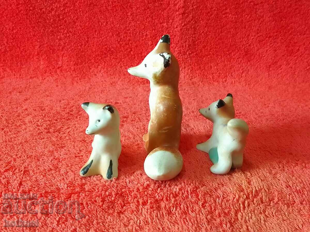 Delivery of Lot 3 pcs. old porcelain figures Foxes Fox Delivery of Lot 3 pcs. old porcelain figures Foxes Fox