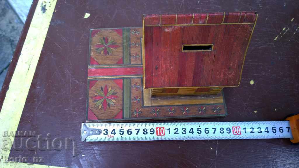 Auction 5445. WOODEN HOUSE FLAT APPLICATION WITH COLORED GLASSES HAND Auction 5445. WOODEN HOUSE FLAT APPLICATION WITH COLORED GLASSES HAND