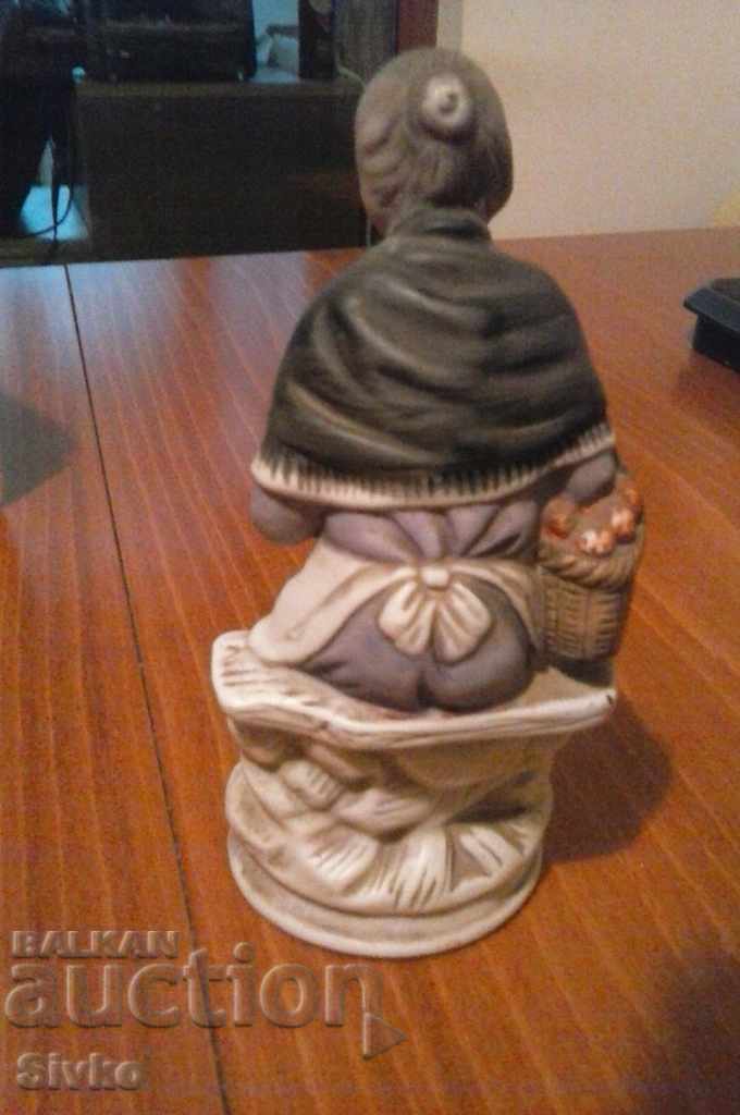 Delivery of Figurine elderly woman Delivery of Figurine elderly woman