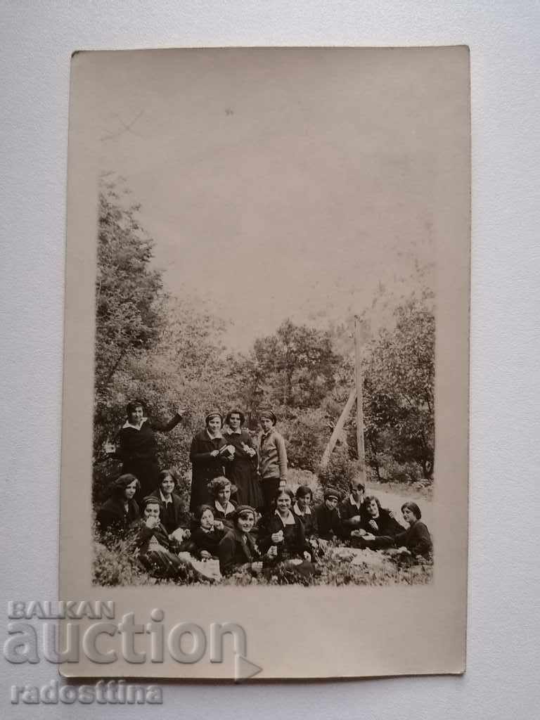 Стара снимка 1930 г. Ученички униформи пикник