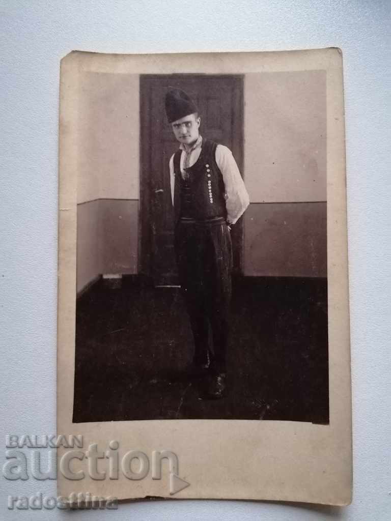 Стара снимка младеж народна носия калпак