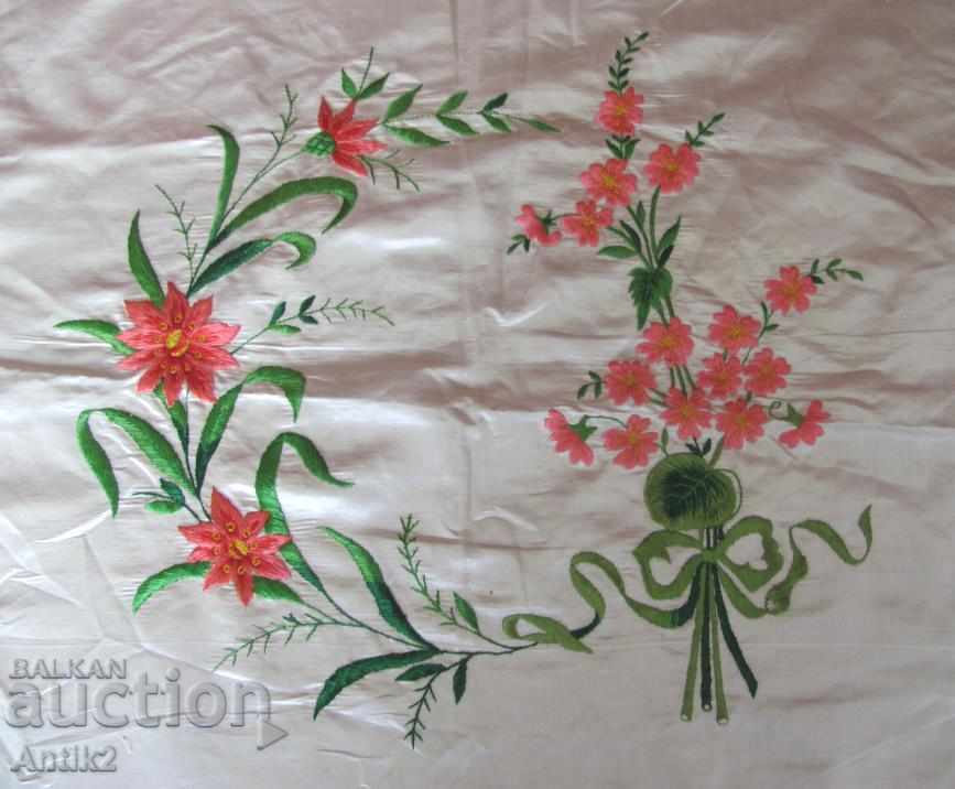 Broderie din perne din satin din secolul al XIX-lea cu preț 35.00 BGN | € 17.90 Broderie din perne din satin din secolul al XIX-lea cu preț 35.00 BGN | € 17.90