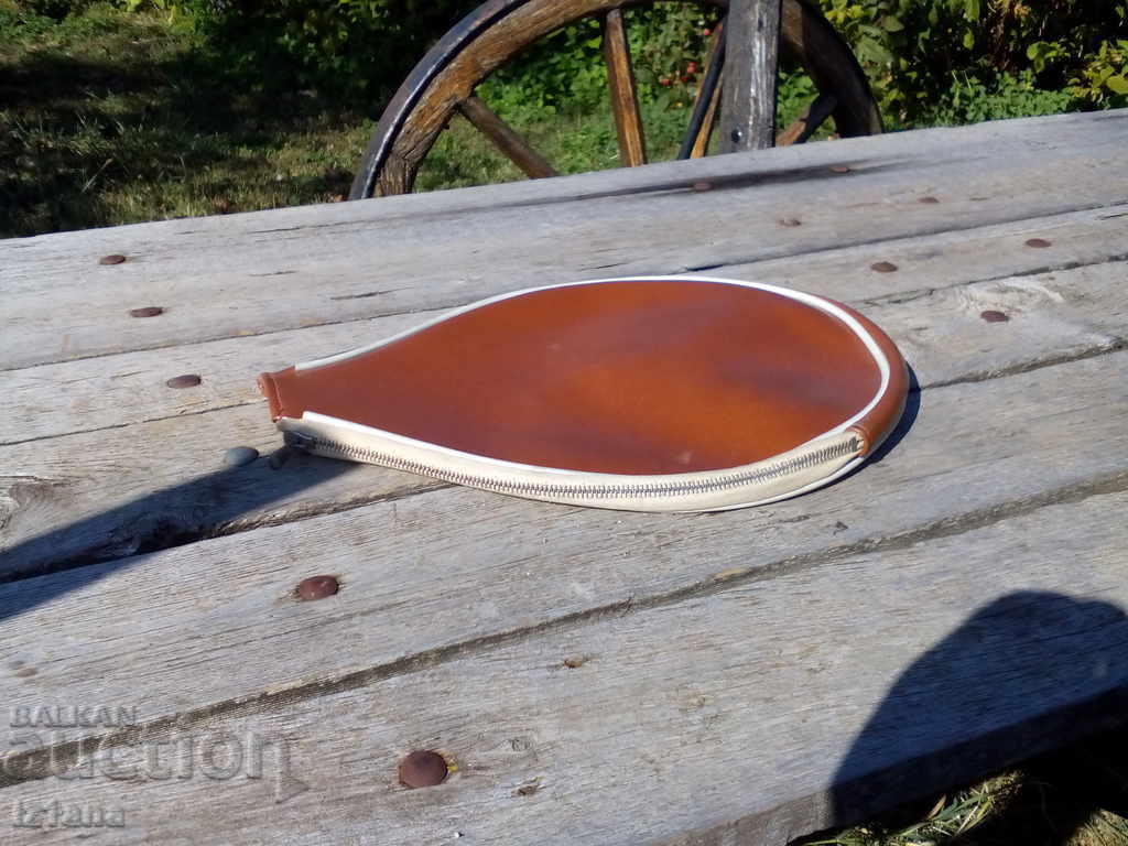 Husa veche pentru rachetă de tenis