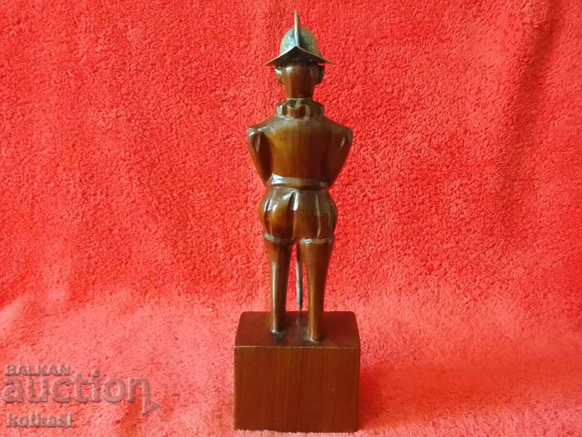 Auction Wood carving Man Warrior Conquistador Sword and hat silver Auction Wood carving Man Warrior Conquistador Sword and hat silver