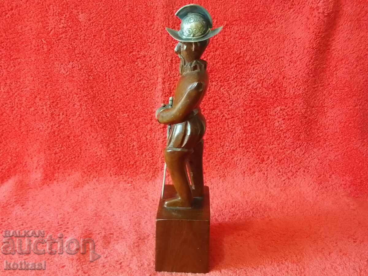Delivery of Wood carving Man Warrior Conquistador Sword and hat silver Delivery of Wood carving Man Warrior Conquistador Sword and hat silver