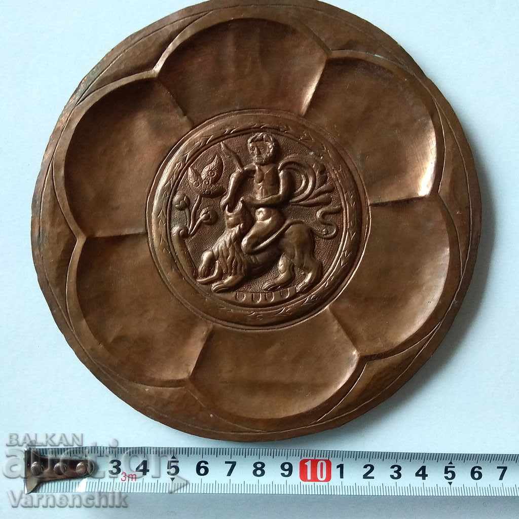 Медна чиния с инкрустирани сцени РЪЧНА ИЗРАБОТКА с цена 25.00 лв. | € 12.78 Медна чиния с инкрустирани сцени РЪЧНА ИЗРАБОТКА с цена 25.00 лв. | € 12.78