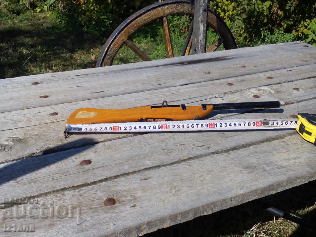 Ένα παλιό παιδικό παιχνίδι, ένα τουφέκι με τιμή 60.00 BGN | € 30.68 Ένα παλιό παιδικό παιχνίδι, ένα τουφέκι με τιμή 60.00 BGN | € 30.68