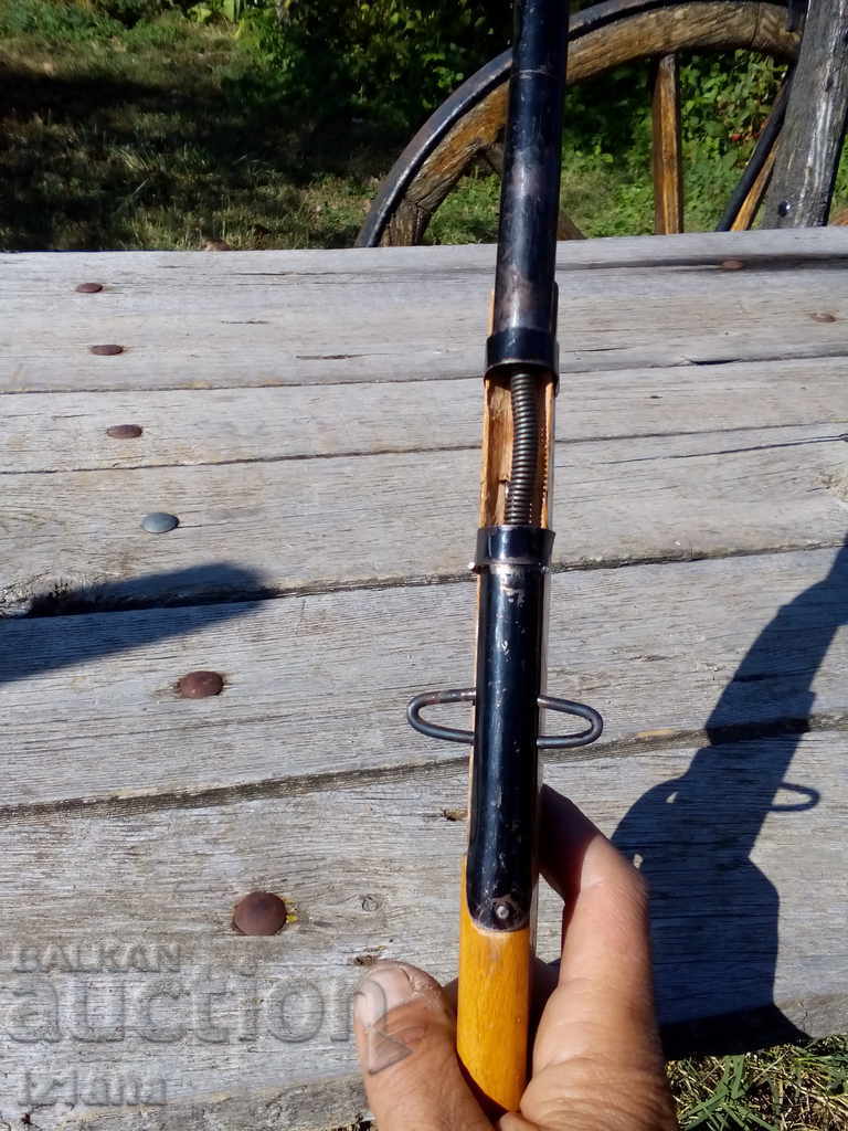 Παράδοση Ένα παλιό παιδικό παιχνίδι, ένα τουφέκι Παράδοση Ένα παλιό παιδικό παιχνίδι, ένα τουφέκι