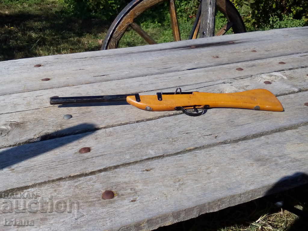 Ένα παλιό παιδικό παιχνίδι, ένα τουφέκι Ένα παλιό παιδικό παιχνίδι, ένα τουφέκι