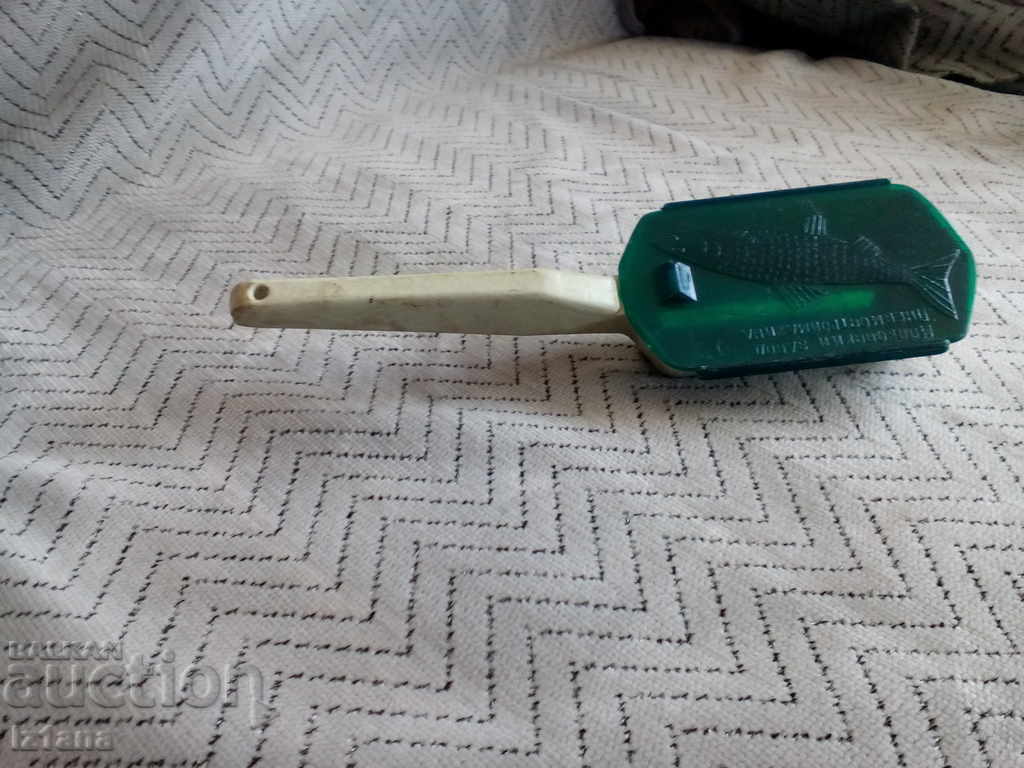 Стар инструмент за чистене на риба с цена 22.00 лв. | € 11.25 Стар инструмент за чистене на риба с цена 22.00 лв. | € 11.25