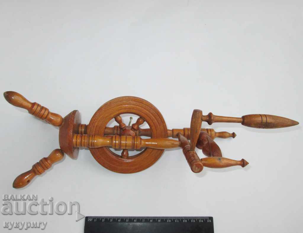 Delivery of Old wooden decorative small spinning decoration