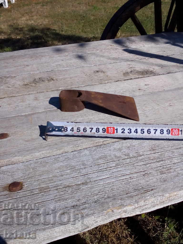 Auction  Old hoe, small hoe, weeding tool