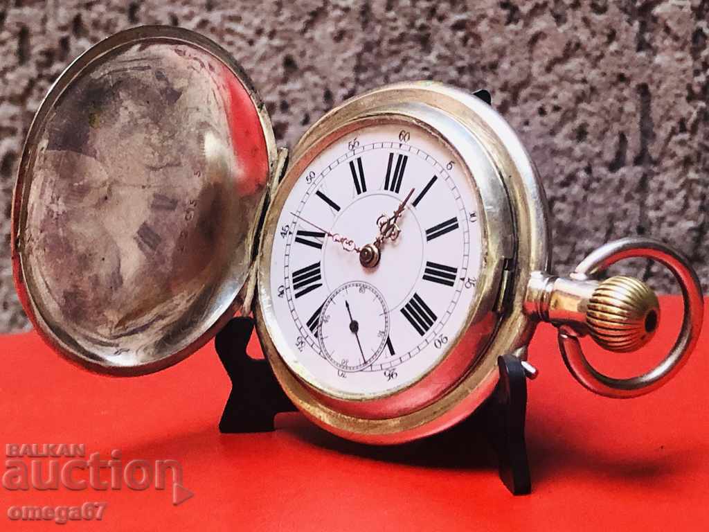 Delivery of A large silver pocket watch from the late 19th century