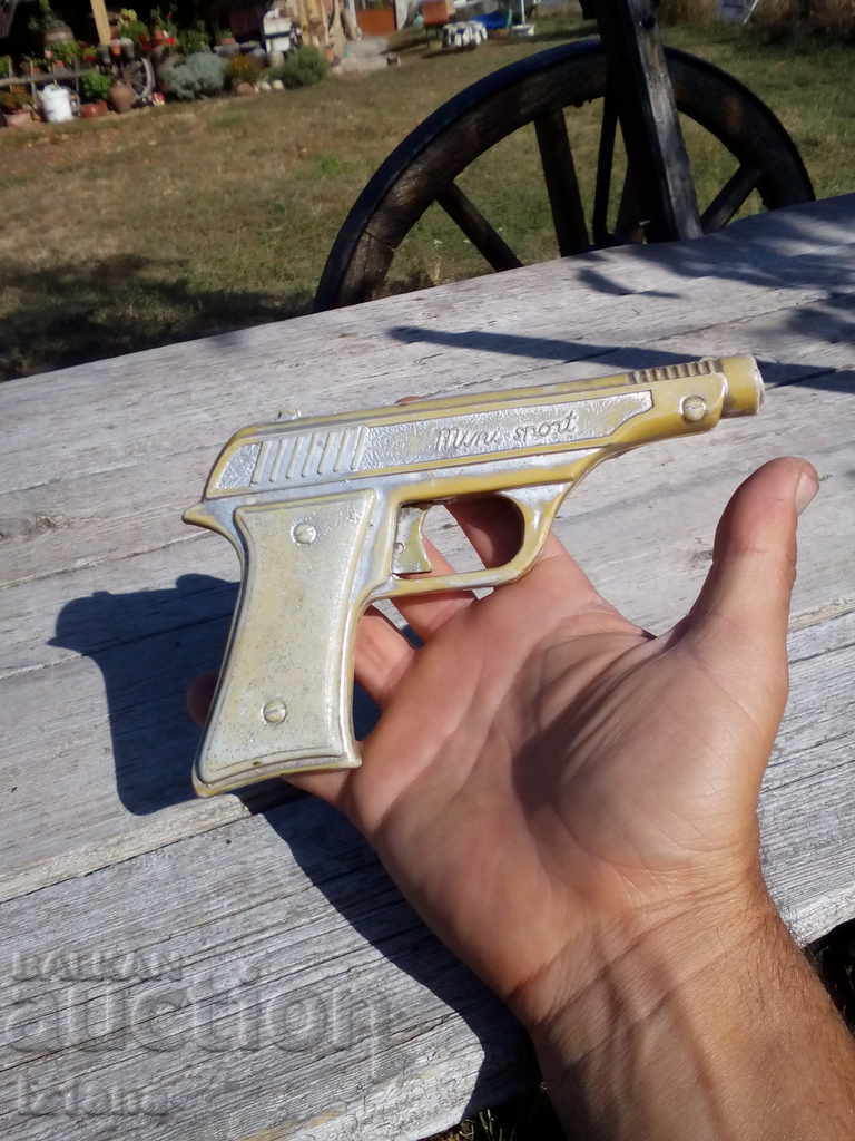 Delivery of Old toy gun