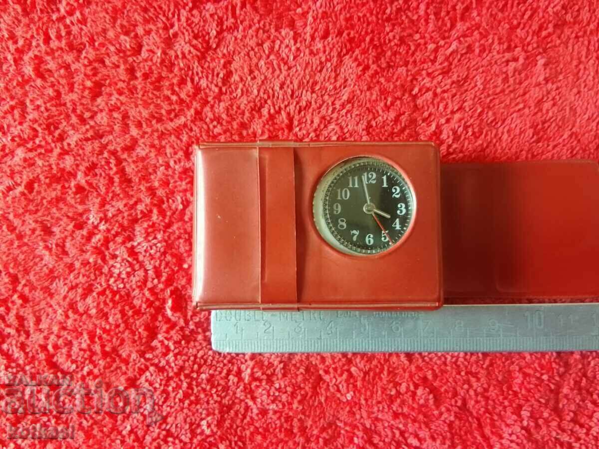 Παράδοση Παλαιό μηχανικό επιτραπέζιο τουριστικό ρολόι Luch ΕΣΣΔ Παράδοση Παλαιό μηχανικό επιτραπέζιο τουριστικό ρολόι Luch ΕΣΣΔ