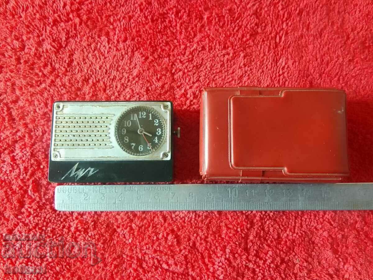 Παλαιό μηχανικό επιτραπέζιο τουριστικό ρολόι Luch ΕΣΣΔ Παλαιό μηχανικό επιτραπέζιο τουριστικό ρολόι Luch ΕΣΣΔ