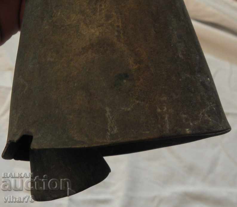 Delivery of Bronze bell-shaped cauldron