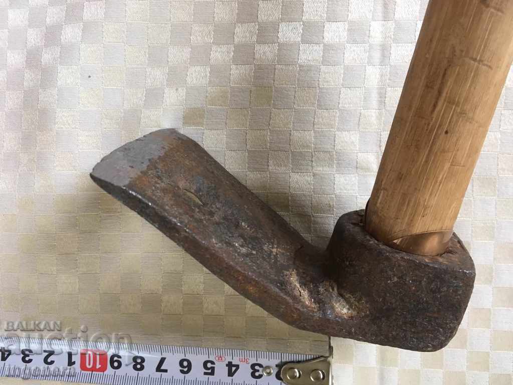 TESLA TESLICHKA HORSES IRON TOOL CHUCK with price 9.90 BGN | € 5.06