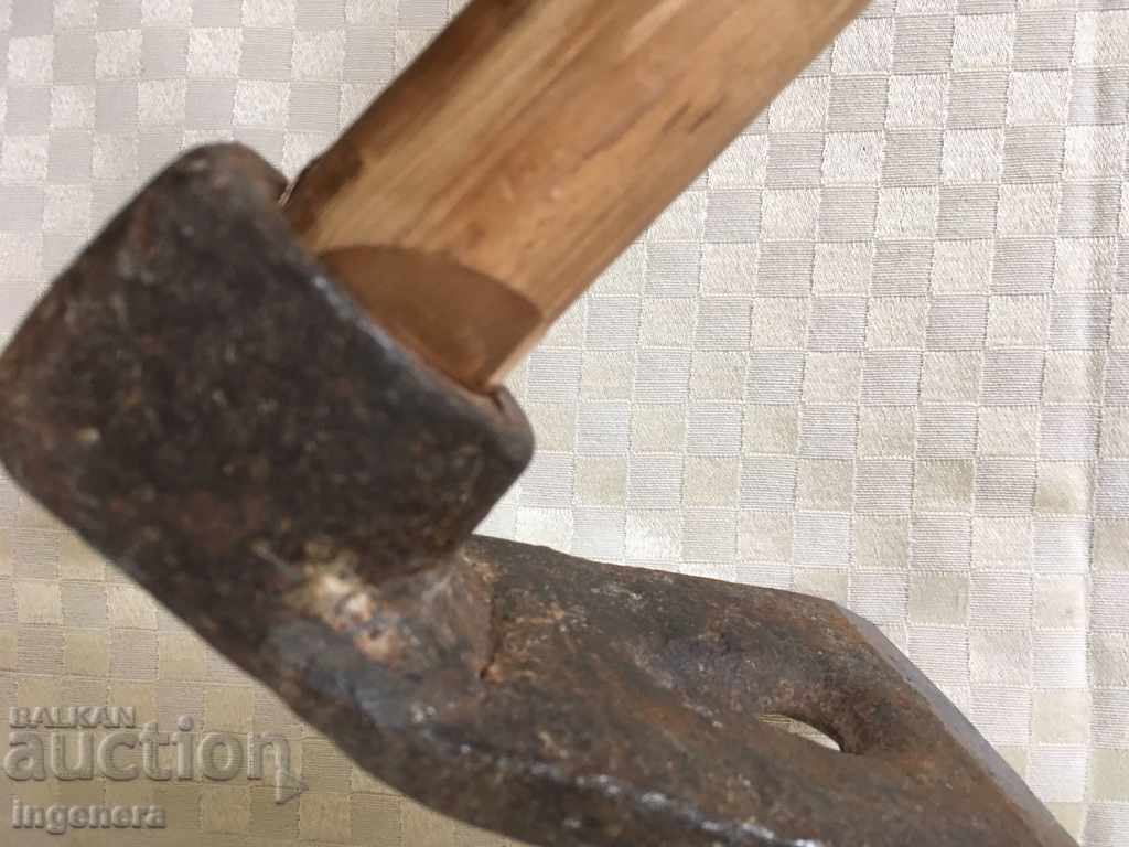 Auction  TESLA TESLICHKA HORSES IRON TOOL CHUCK