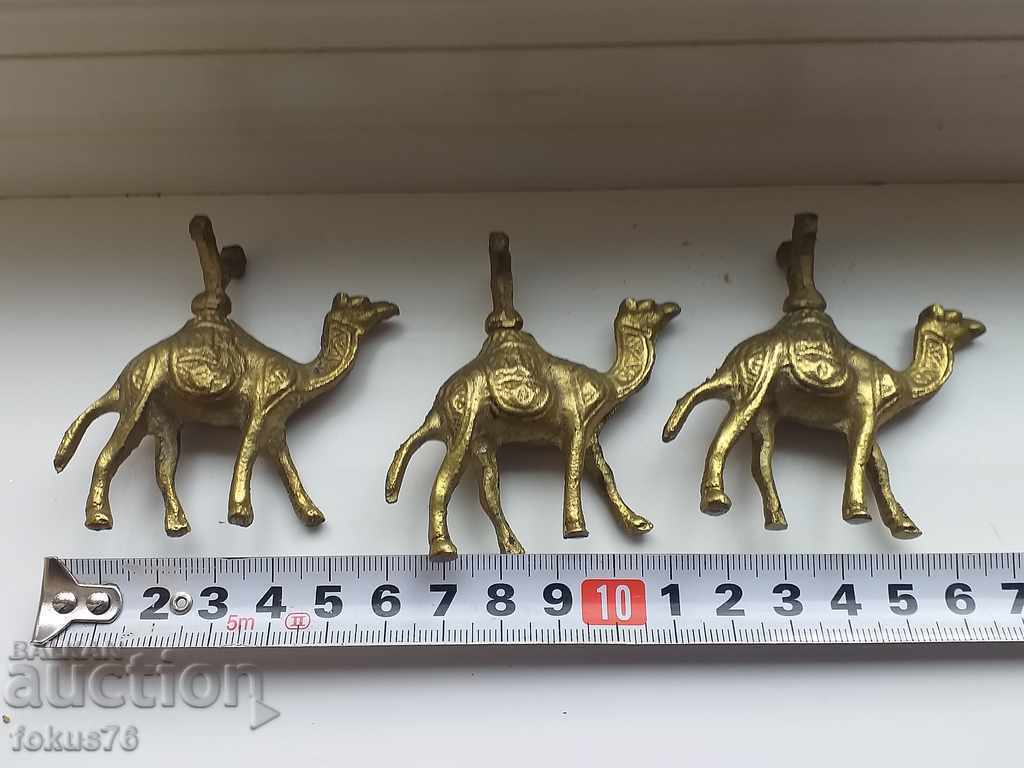 Delivery of A LOT OF CAMILI MUSCALS BRONZES BRINGING FIGURE Delivery of A LOT OF CAMILI MUSCALS BRONZES BRINGING FIGURE