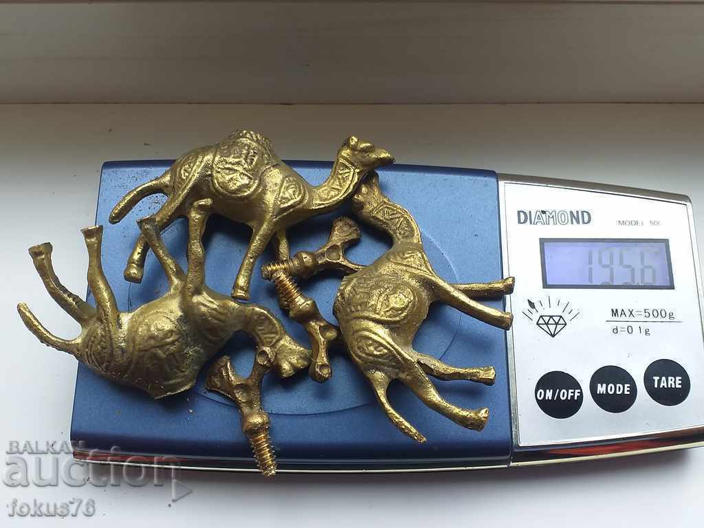 A LOT OF CAMILI MUSCALS BRONZES BRINGING FIGURE - 5 A LOT OF CAMILI MUSCALS BRONZES BRINGING FIGURE - 5