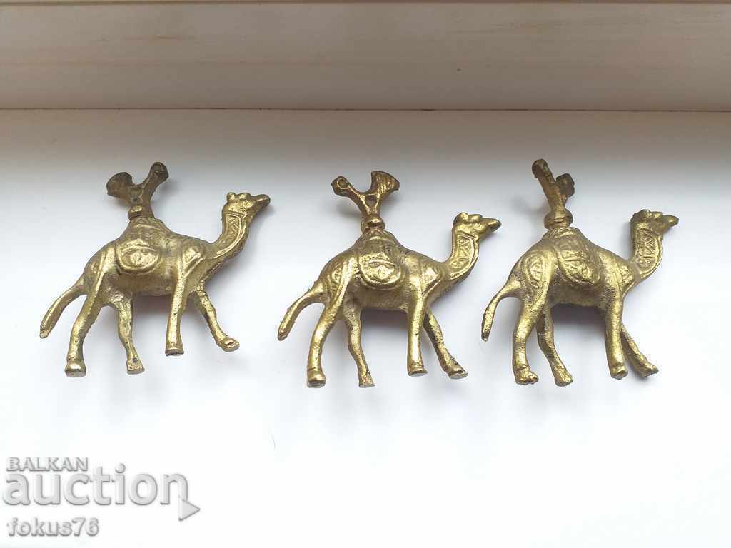 A LOT OF CAMILI MUSCALS BRONZES BRINGING FIGURE - 6 A LOT OF CAMILI MUSCALS BRONZES BRINGING FIGURE - 6