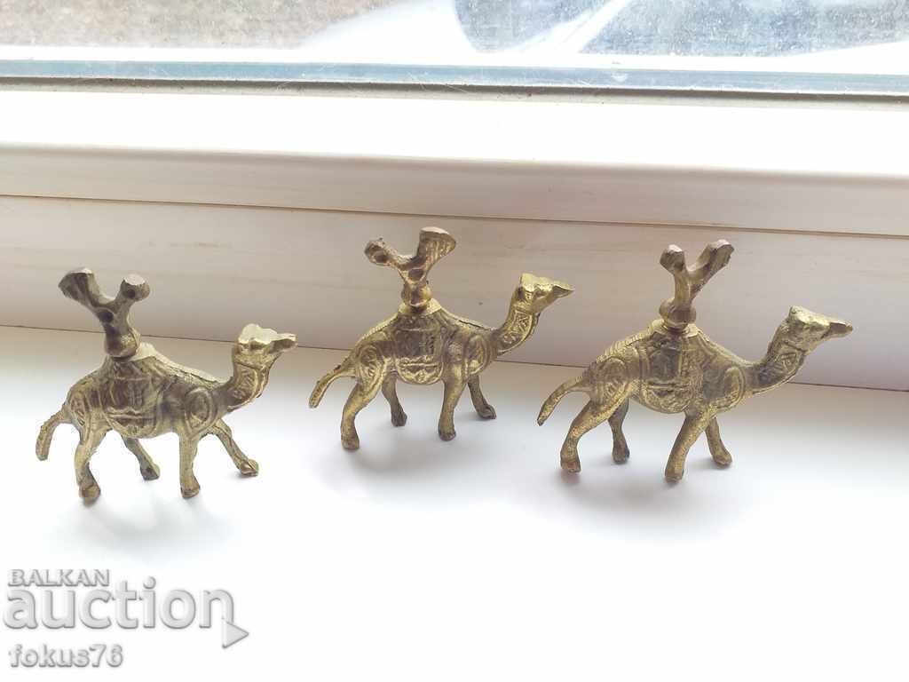 A LOT OF CAMILI MUSCALS BRONZES BRINGING FIGURE - 7 A LOT OF CAMILI MUSCALS BRONZES BRINGING FIGURE - 7