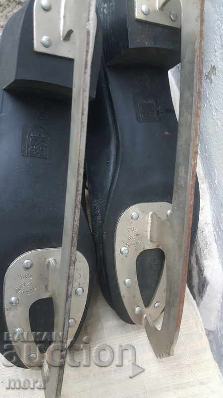 Livrarea patine de gheață vechi