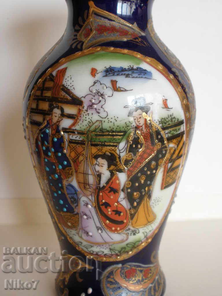 Auction Beautiful hand-painted vase. Auction Beautiful hand-painted vase.