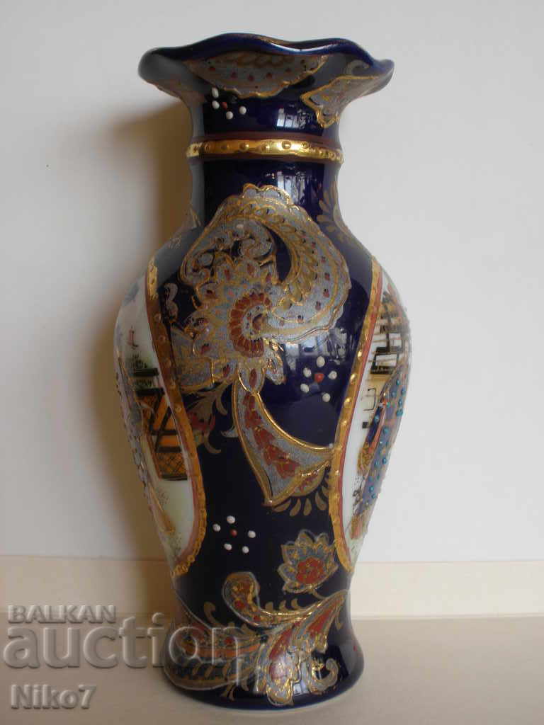 Delivery of Beautiful hand-painted vase. Delivery of Beautiful hand-painted vase.