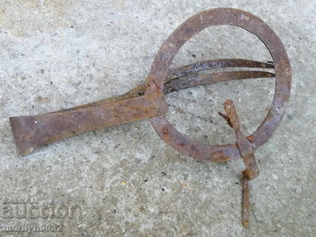 Delivery of Old hand forged trap, wrought iron primitive Delivery of Old hand forged trap, wrought iron primitive