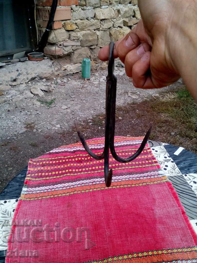 Auction  An old hook, a coke