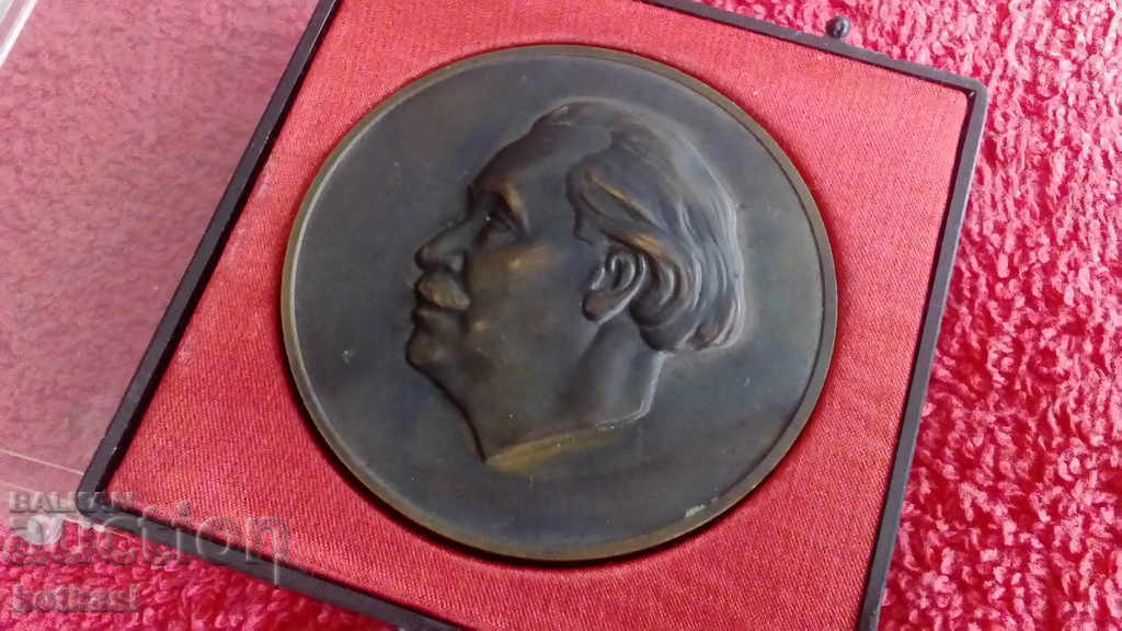 Auction Old bronze social plaque with box Georgi Dimitrov Auction Old bronze social plaque with box Georgi Dimitrov