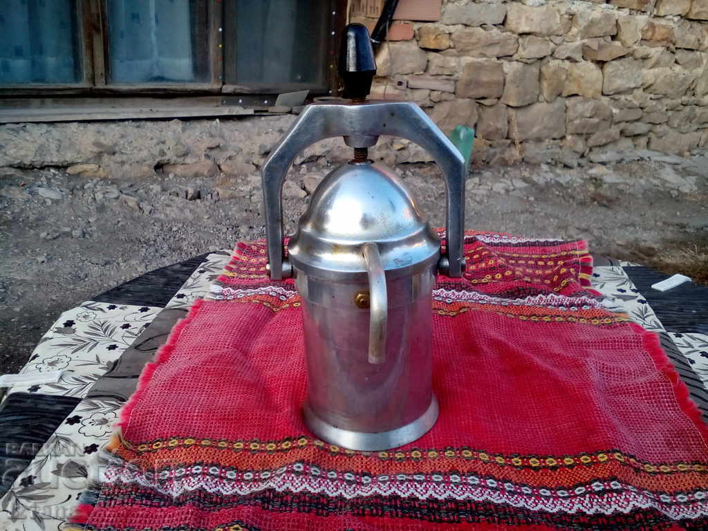 An old coffee maker with price 25.00 BGN | € 12.78 An old coffee maker with price 25.00 BGN | € 12.78