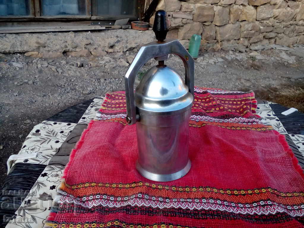 Auction An old coffee maker Auction An old coffee maker