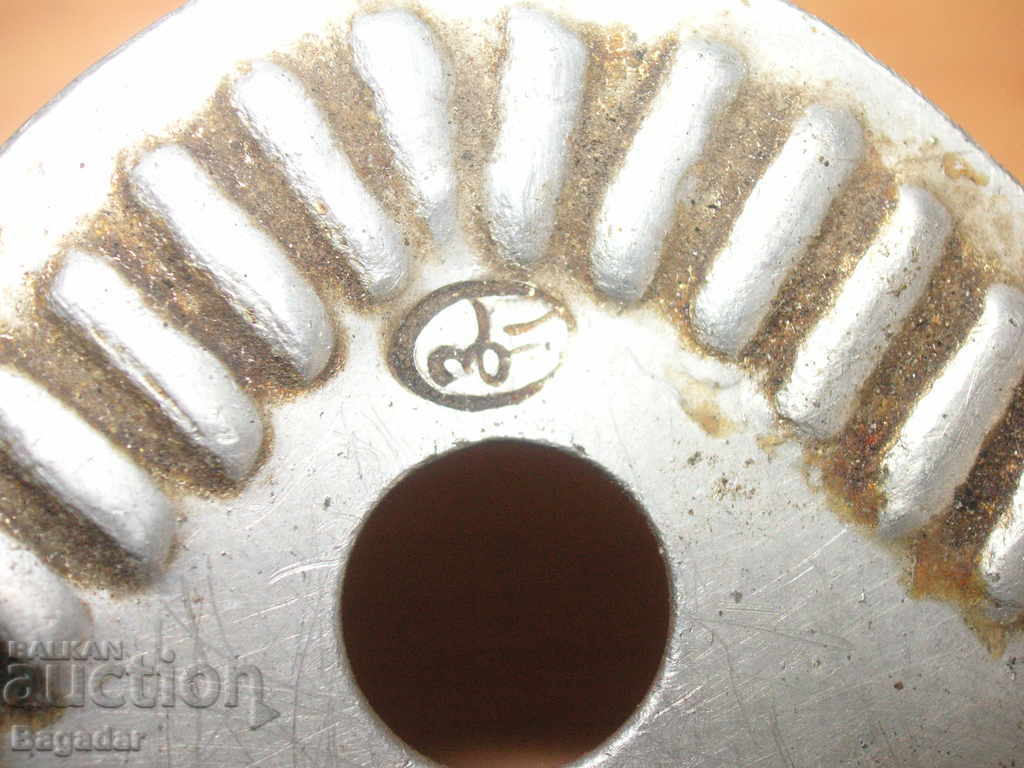 Delivery of Old royal cleaning shovel with marking Delivery of Old royal cleaning shovel with marking