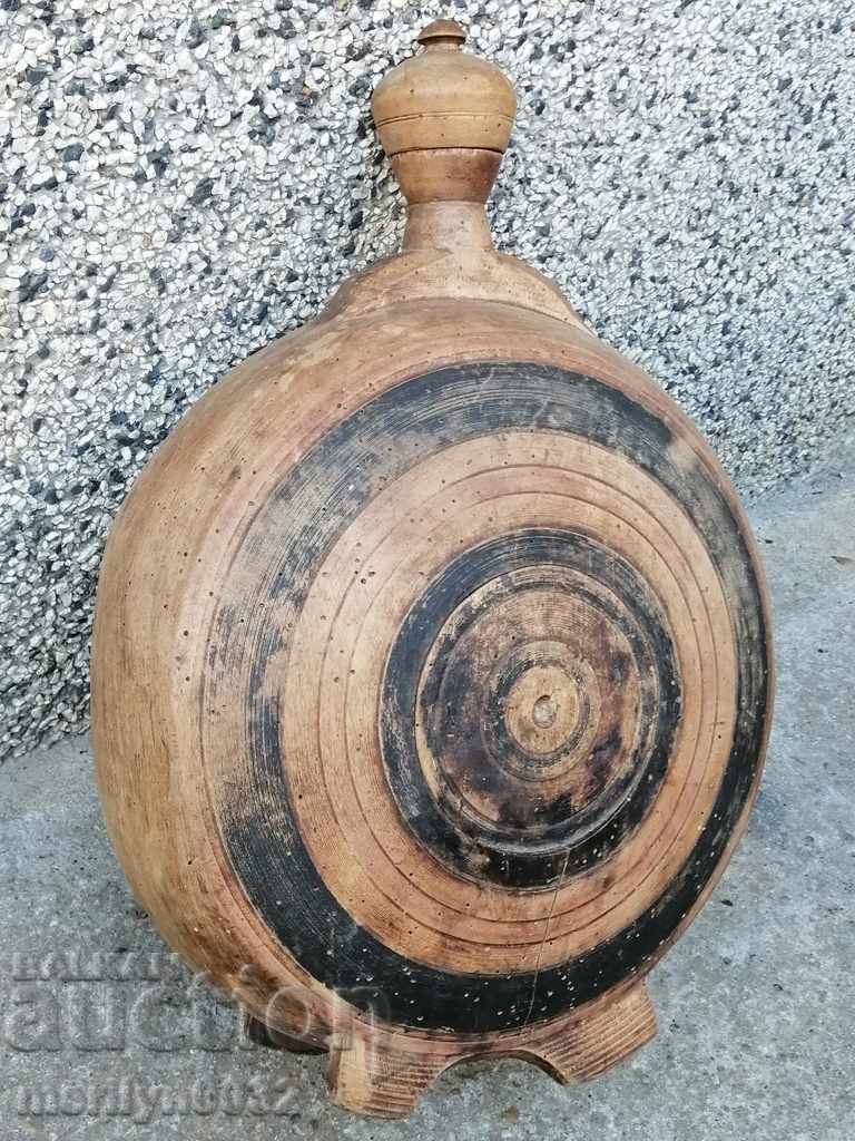 Vaza veche din lemn, găleată din lemn, gândac de lemn