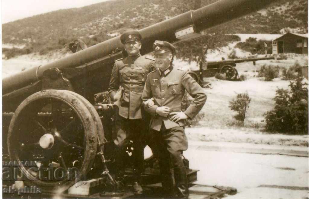 Fotografie veche - Fotocopie - ofițeri în fața unei arme germane