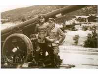 Fotografie veche - Fotocopie - ofițeri în fața unei arme germane