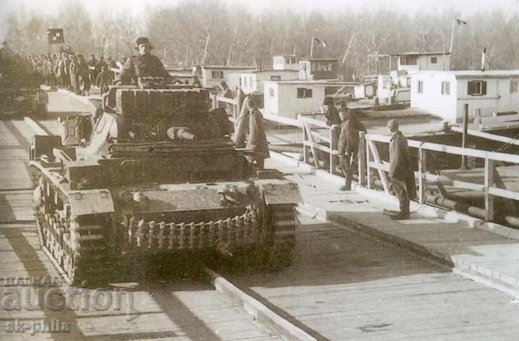 Fotografie veche - Fotocopie - Rezervor "Panzer 4" pe un pod ponton