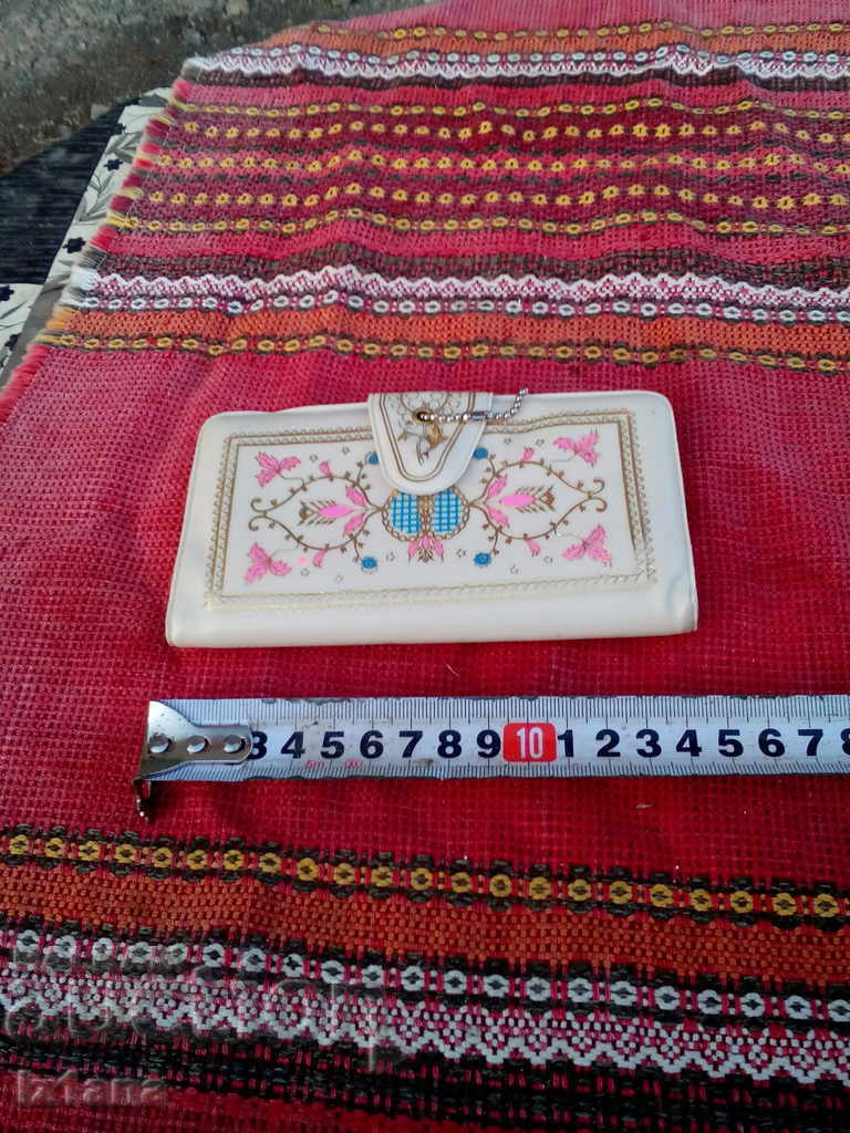 Старо дамско портмоне с цена 20.00 лв. | € 10.23 Старо дамско портмоне с цена 20.00 лв. | € 10.23