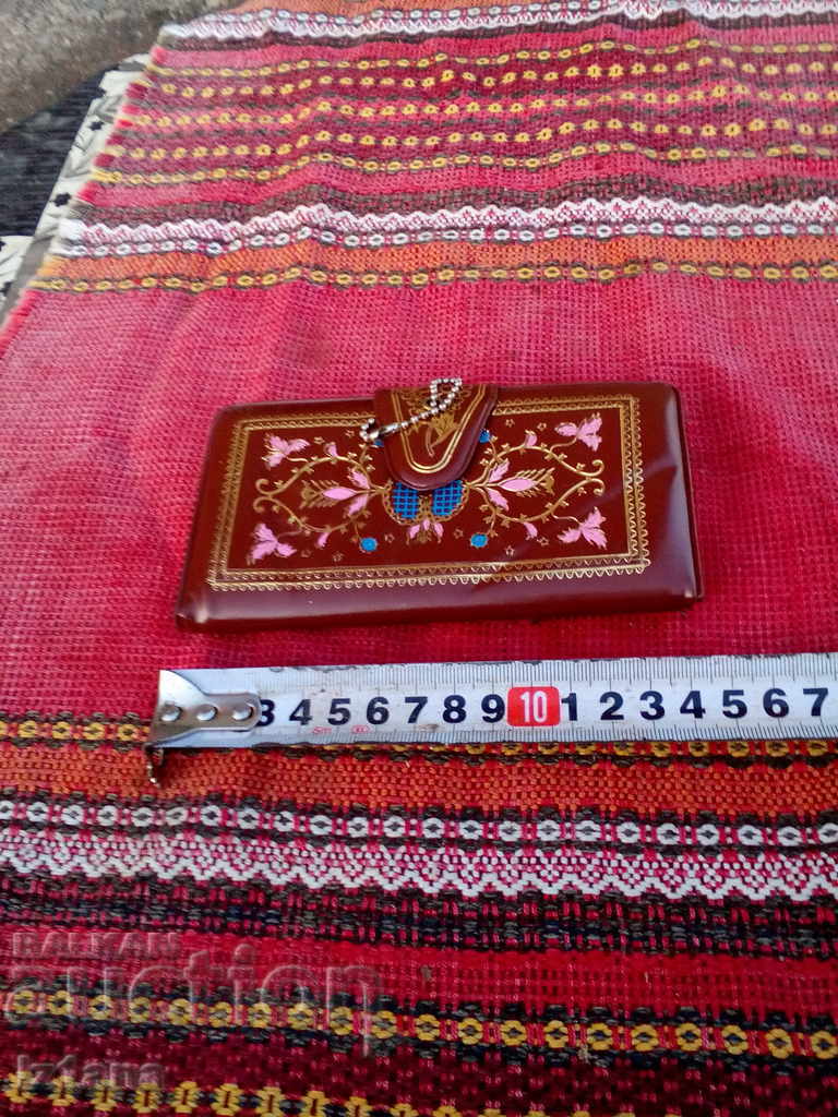 Старо дамско портмоне с цена 20.00 лв. | € 10.23 Старо дамско портмоне с цена 20.00 лв. | € 10.23