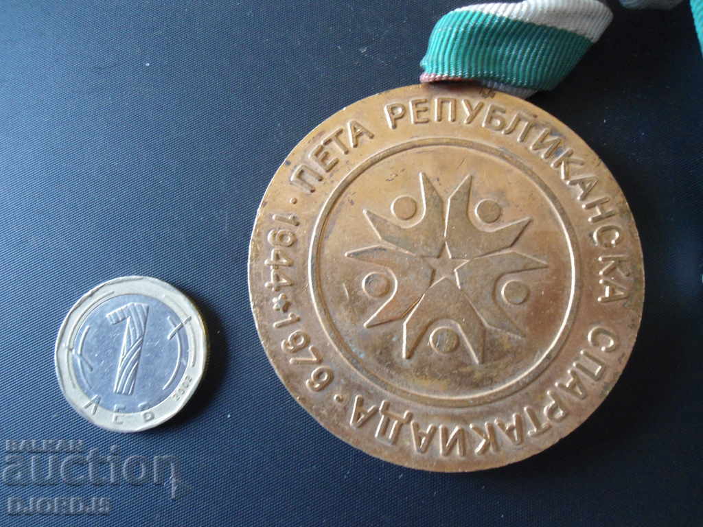 Delivery of Plaque, Fifth Republican Sports Event 1944-1979 Delivery of Plaque, Fifth Republican Sports Event 1944-1979