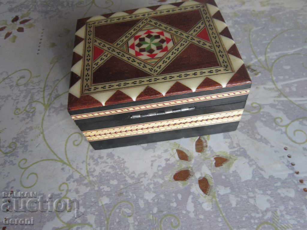 Уникална дървена кутия за бижута интаразия седеф с цена 20.00 лв. | € 10.23 Уникална дървена кутия за бижута интаразия седеф с цена 20.00 лв. | € 10.23